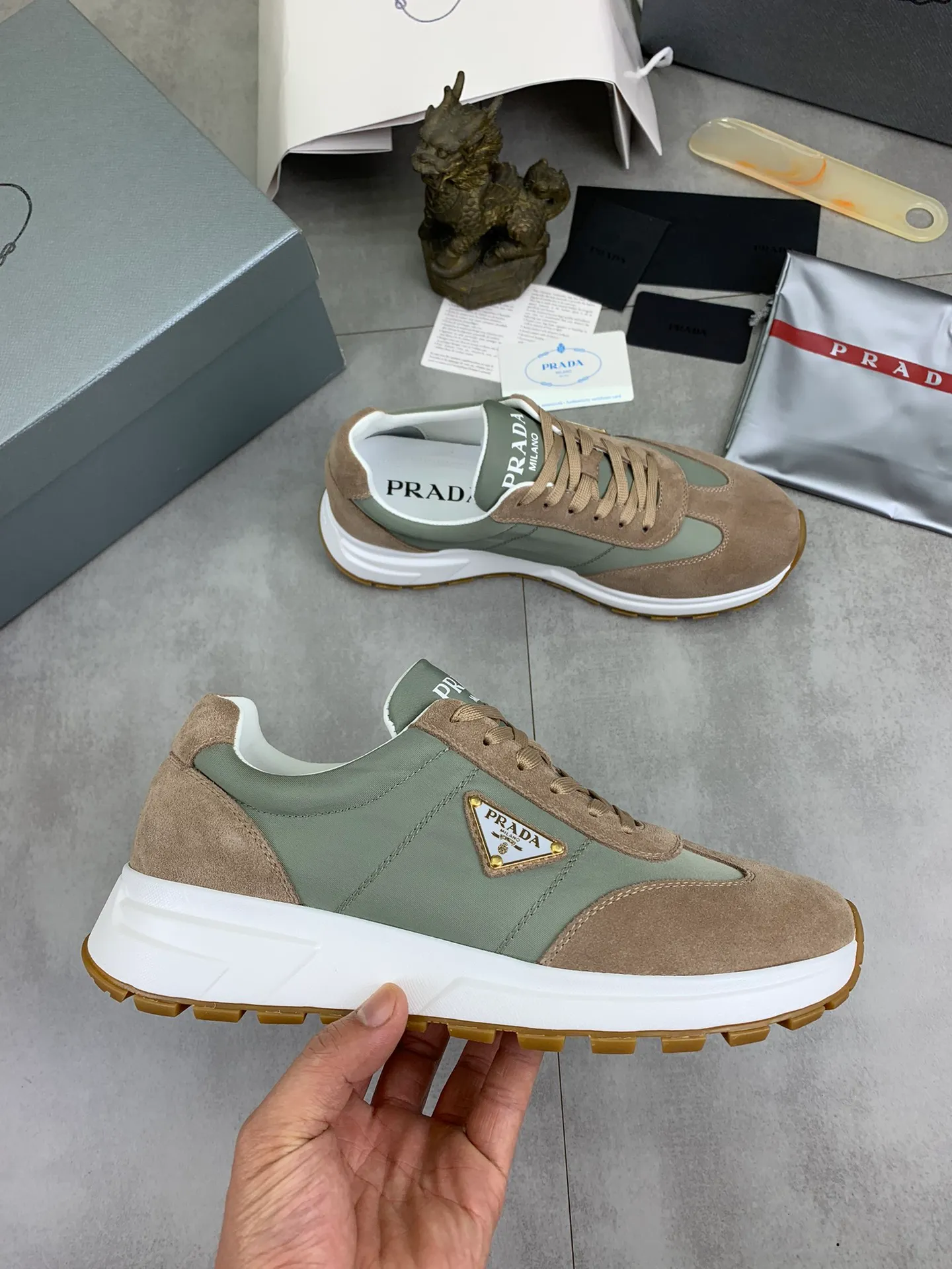 Men's shoes 💰P562💰[New model] The top version is available on the official website, 🆘 The trendy brand (PRADA) mainly promotes the popular model, avant-garde and versatile fashionable men's shoes, private version mold opening, cowhide surface splicing 1:1 replica... fashionable and simple, original imported cowhide and lining cowhide feet; the atmosphere and personality are more fashionable, eye-catching and pursuing class. It will subvert the old idea and be a must-have for fashion trendsetters with you! Must keep it for yourself! Tall and comfortable, large and low, high-end quality workmanship. Code number: 38-44 (45 customized) 4️⃣ colors available.